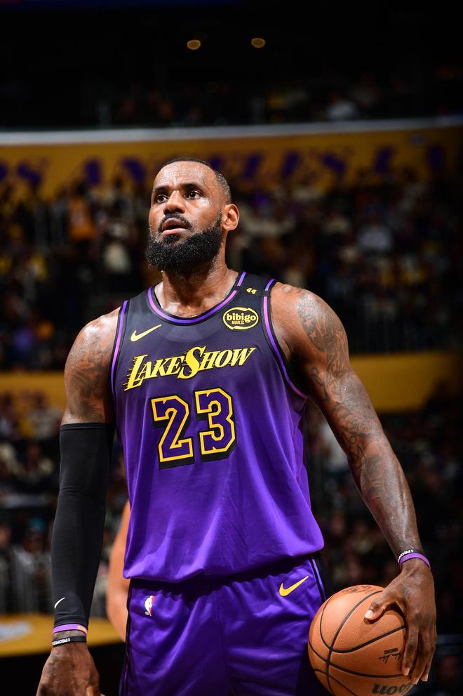 腰与一名高 腰与一名高