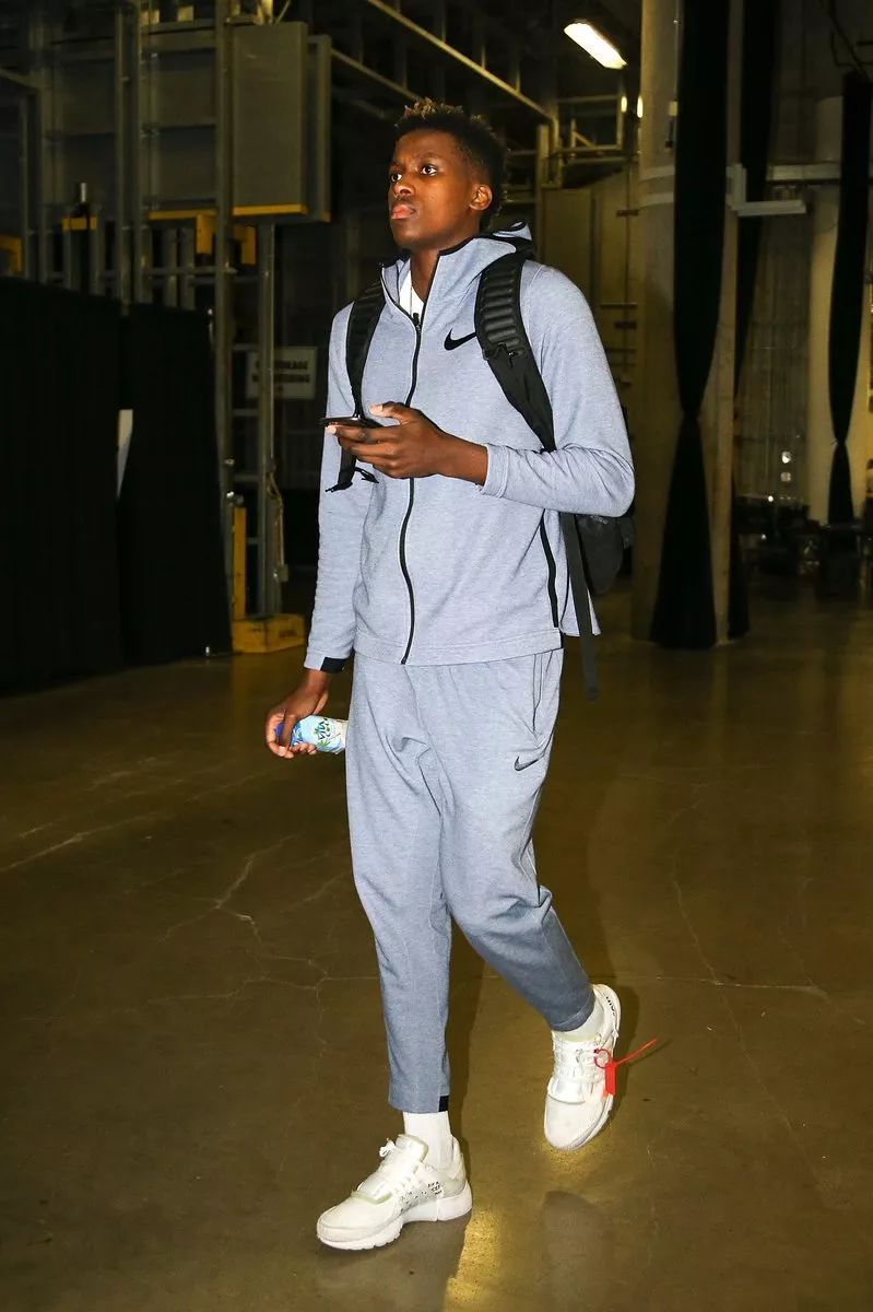 他抬头扫描 他抬头扫描